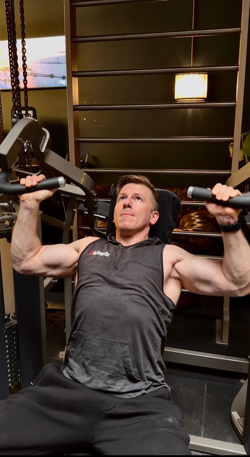 Florian beim Krafttraining im Fitnessstudio